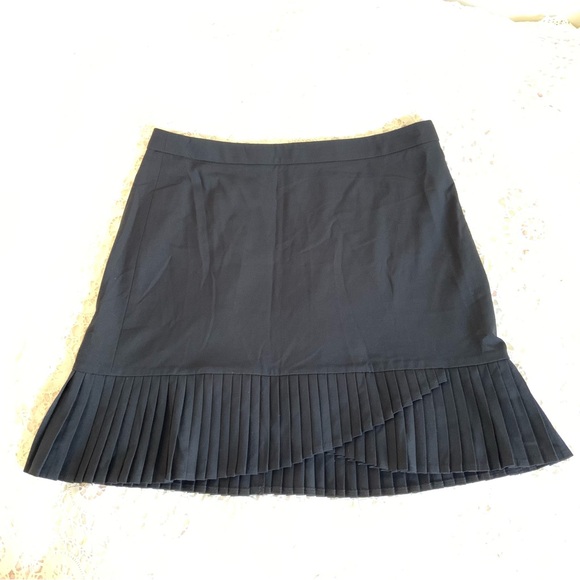 The limited black pleaded asymmetrical miniskirt - Picture 2 of 7